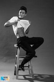 男明星运动图片,男明星运动瞬间，展现肌肉线条与活力魅力