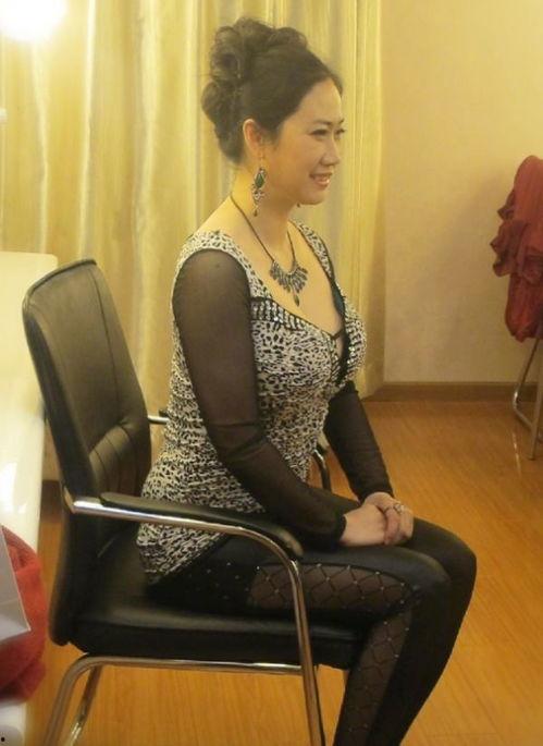 富婆穿丝袜吗,揭秘富婆的时尚秘密